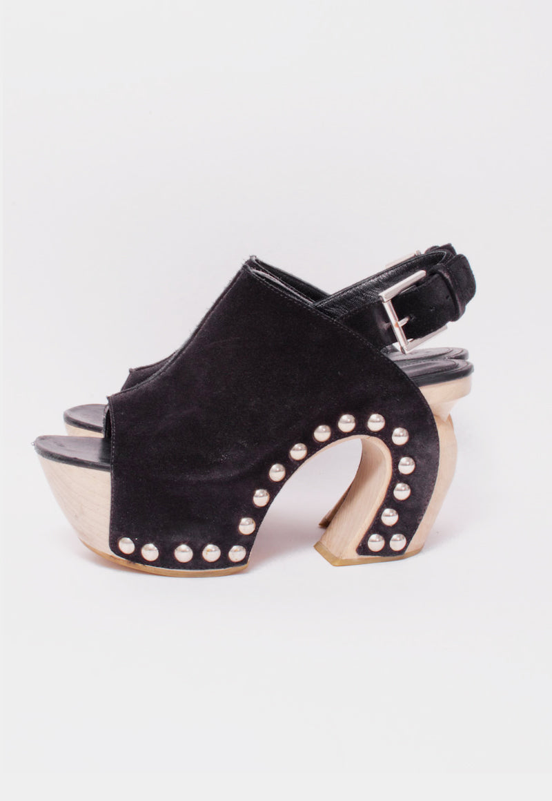 STUDDED CLOGS