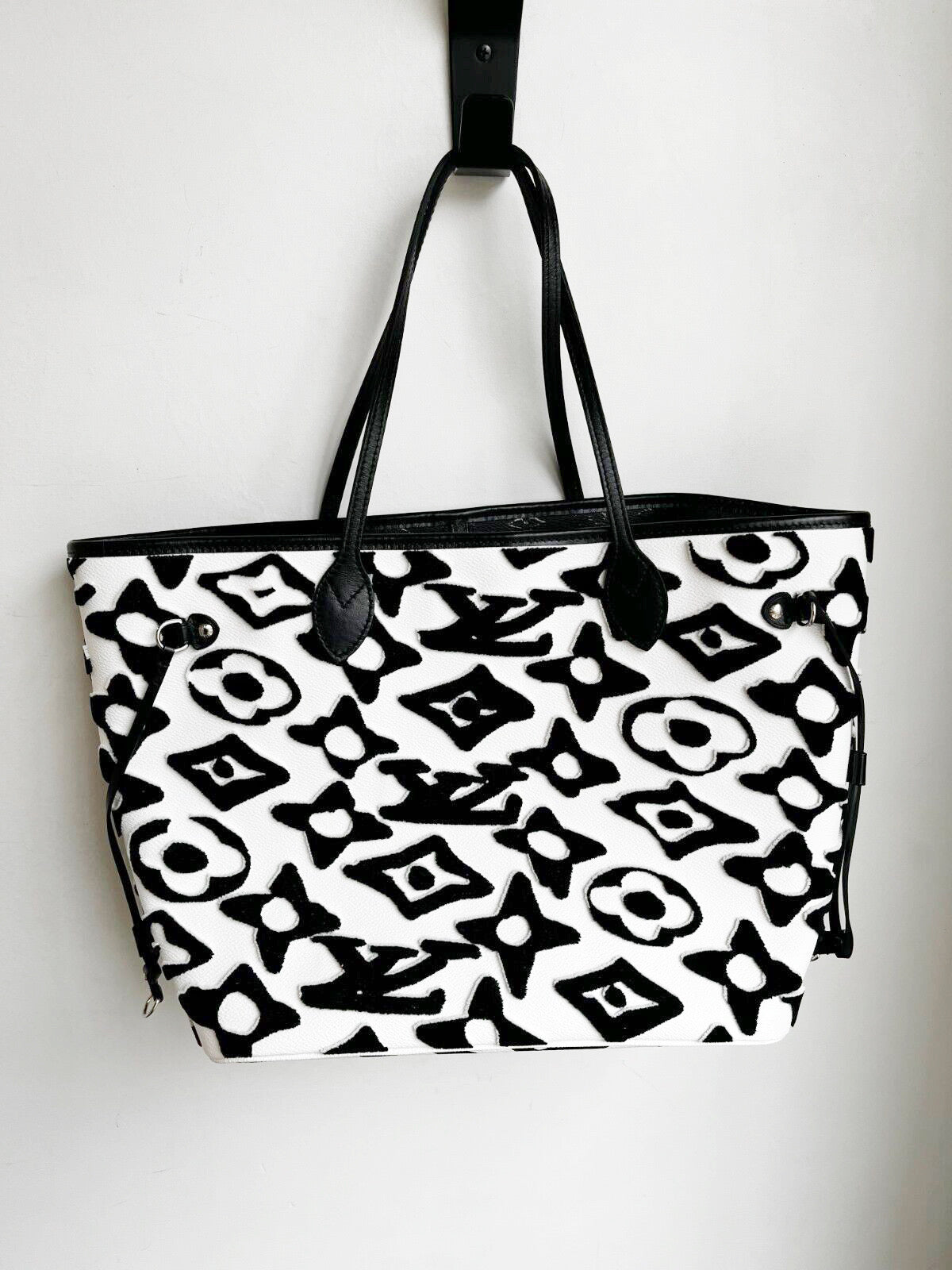 URS FISCHER TUFTED VELVET MM NEVERFULL