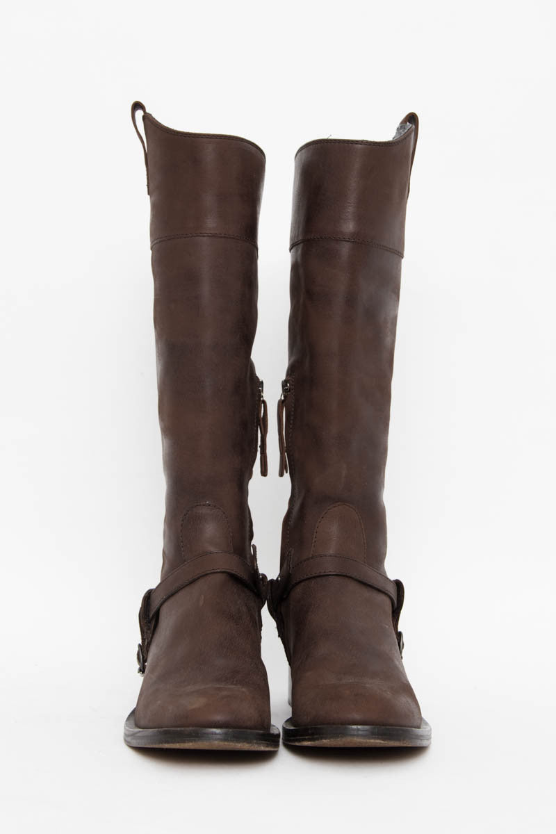 FLAT BOOTS