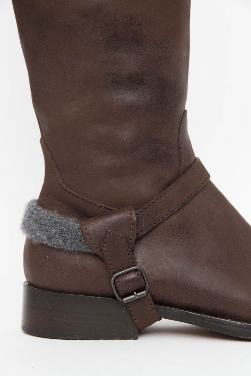 FLAT BOOTS