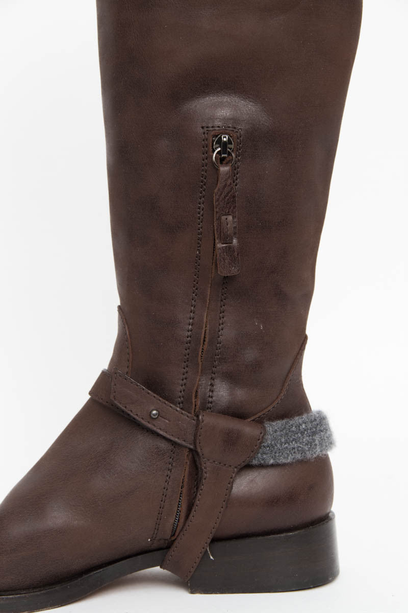 FLAT BOOTS