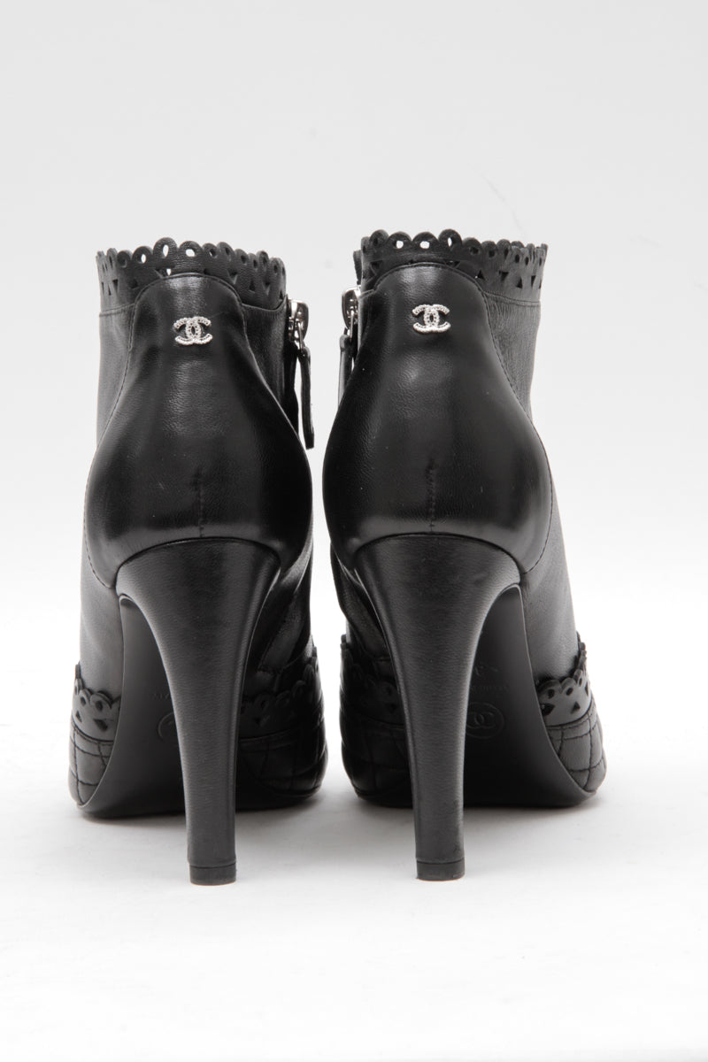 QUILTED ANKLE BOOTIES