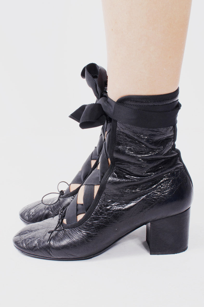 LACE UP BOOTIES