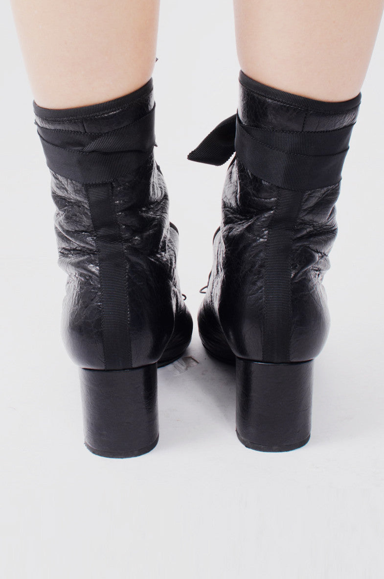 LACE UP BOOTIES