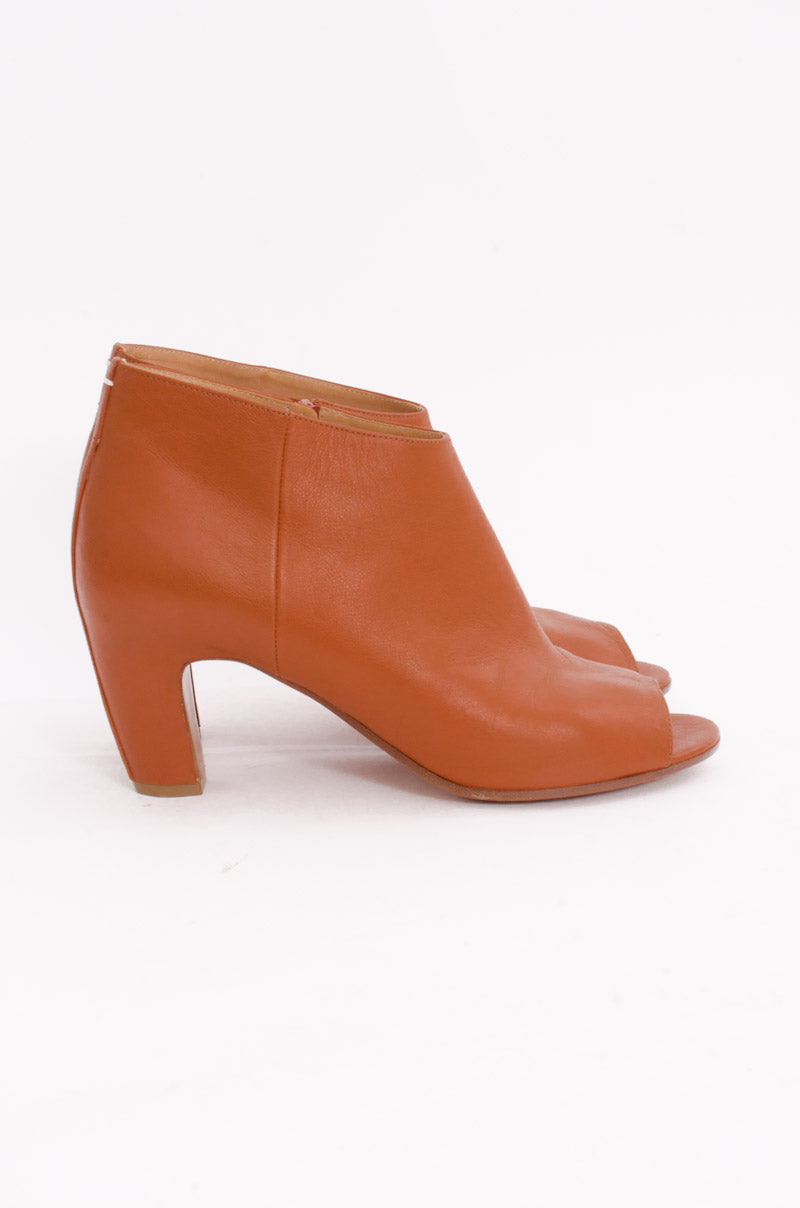 CURVED HEEL BOOTIES