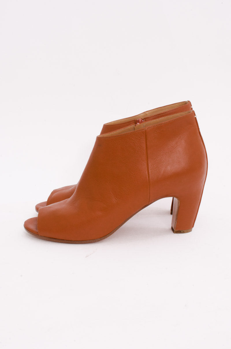 CURVED HEEL BOOTIES