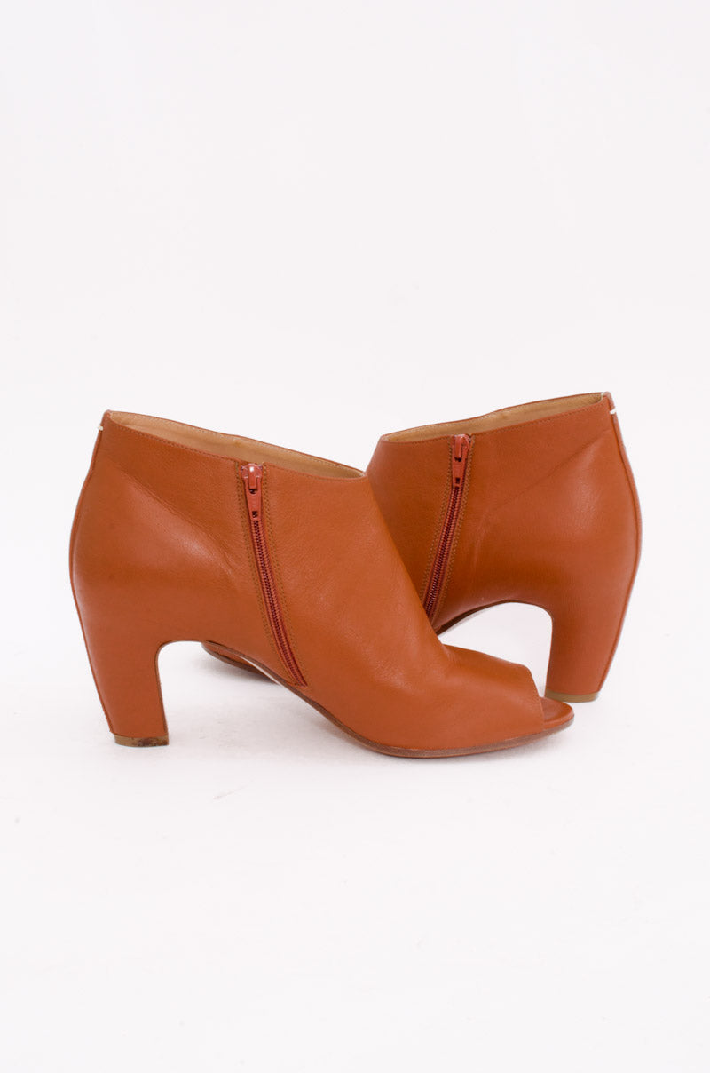 CURVED HEEL BOOTIES