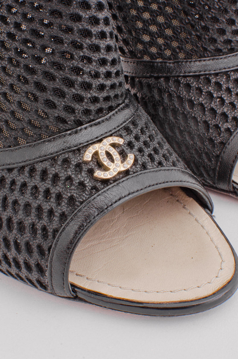 PERFORATED BOOTIES