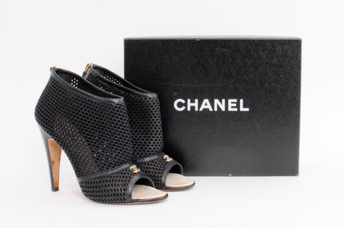 PERFORATED BOOTIES