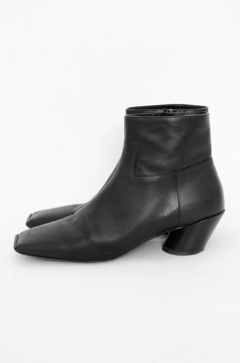 BROKEN HEEL BOOTIES