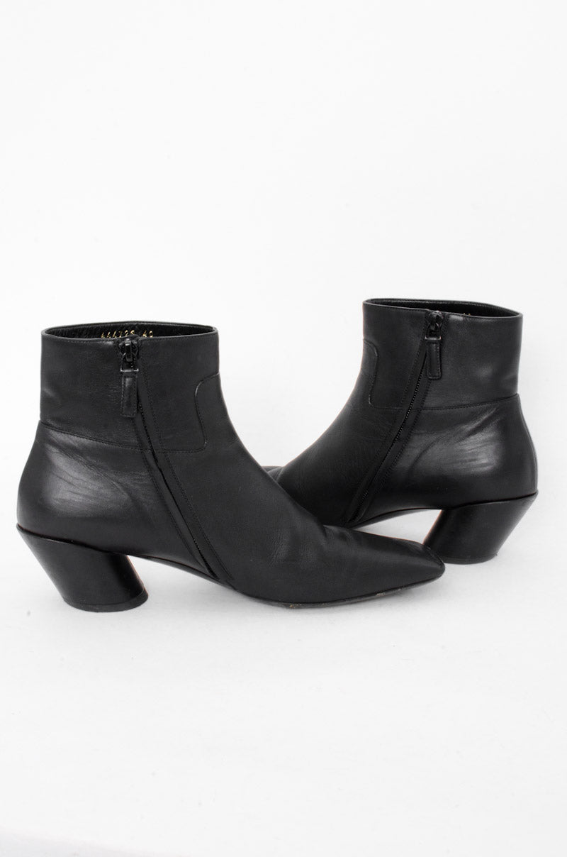 BROKEN HEEL BOOTIES