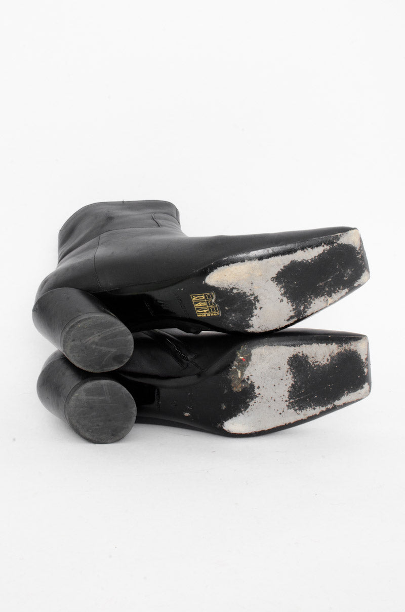 BROKEN HEEL BOOTIES