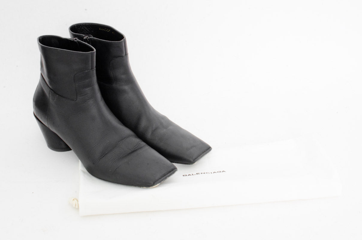 BROKEN HEEL BOOTIES