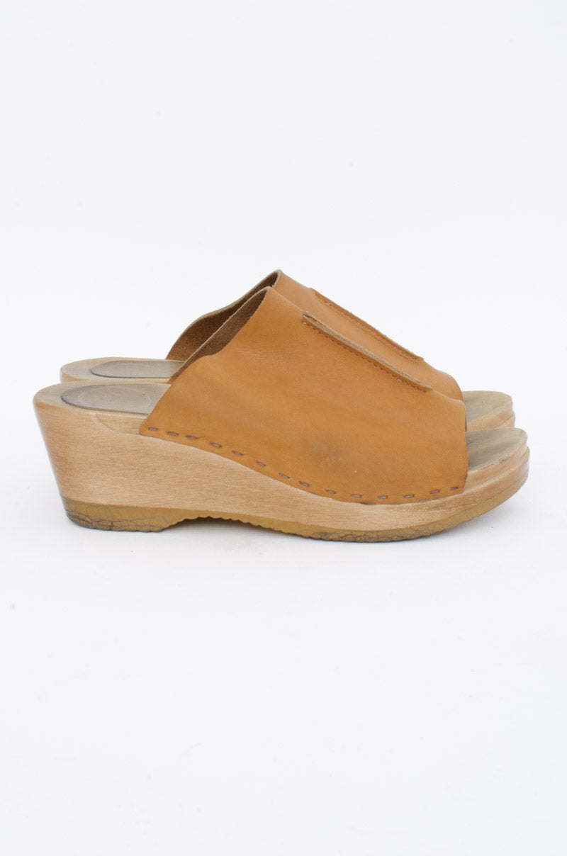 BEIGE PLATFORM SLIDES