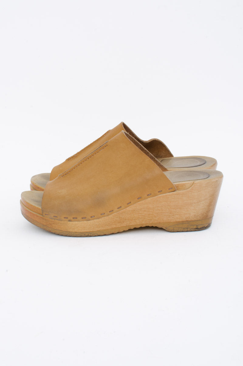 BEIGE PLATFORM SLIDES