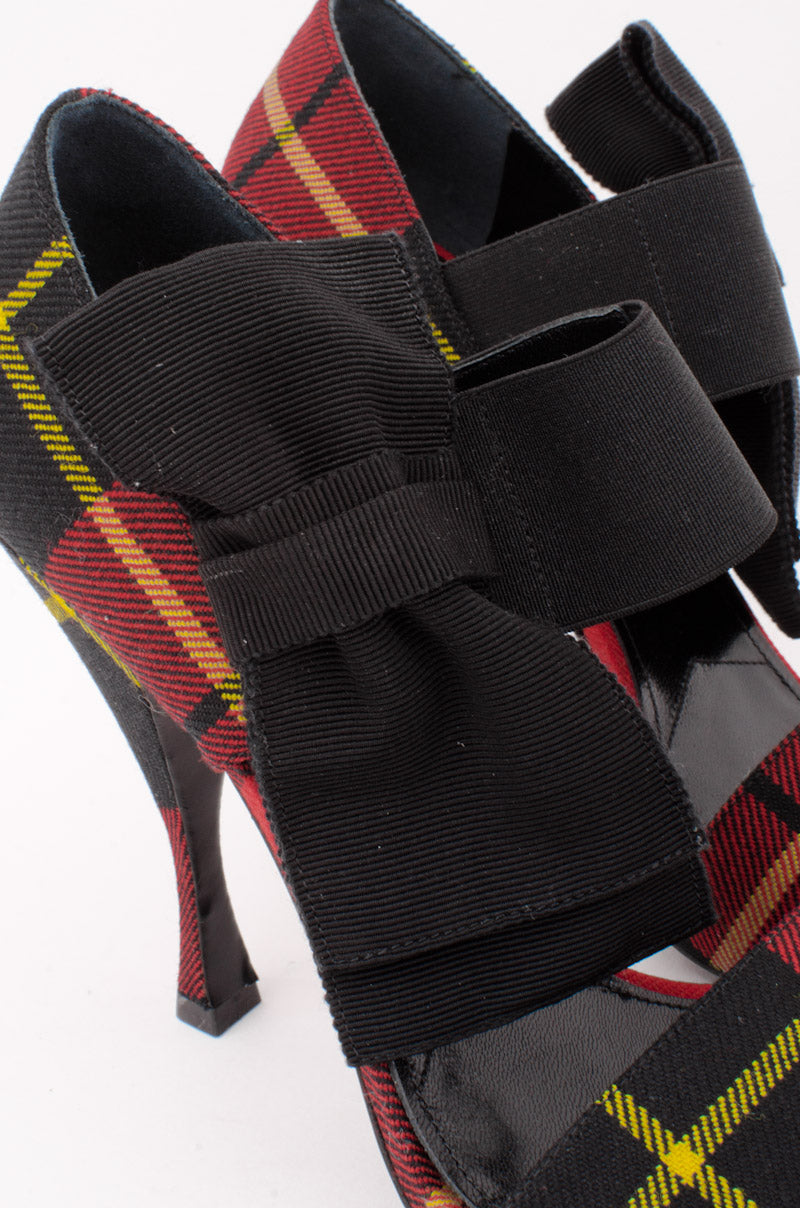 TARTAIN BOW PUMP WITH TAGS