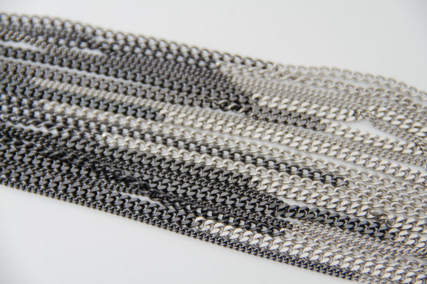 GRADIENT CHAIN NECKLACE