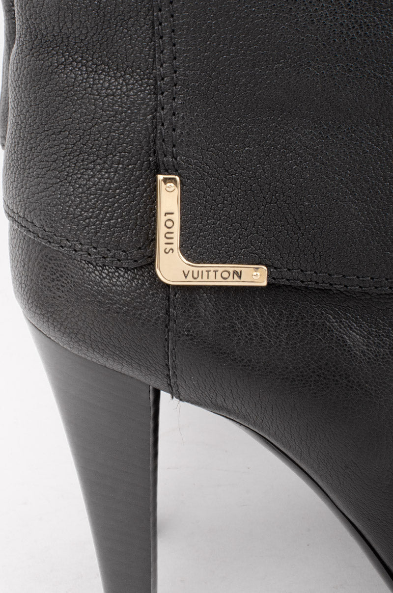 QUEEN KNEE HIGH BOOT WITH TAGS