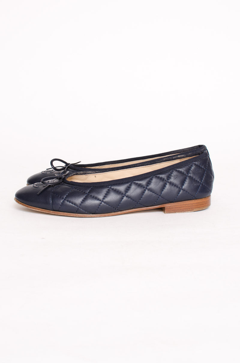 NAVY QUILTED FLATS