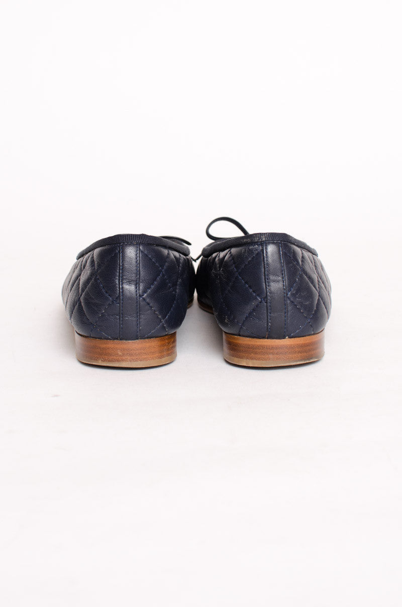 NAVY QUILTED FLATS