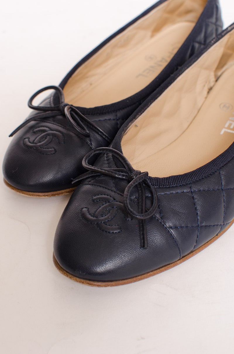 NAVY QUILTED FLATS
