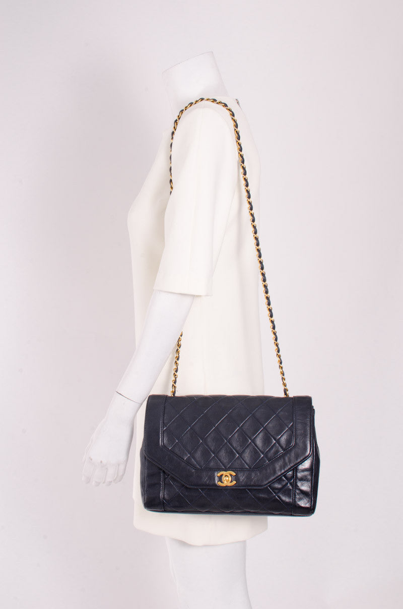 VINTAGE NAVY CHAIN PURSE