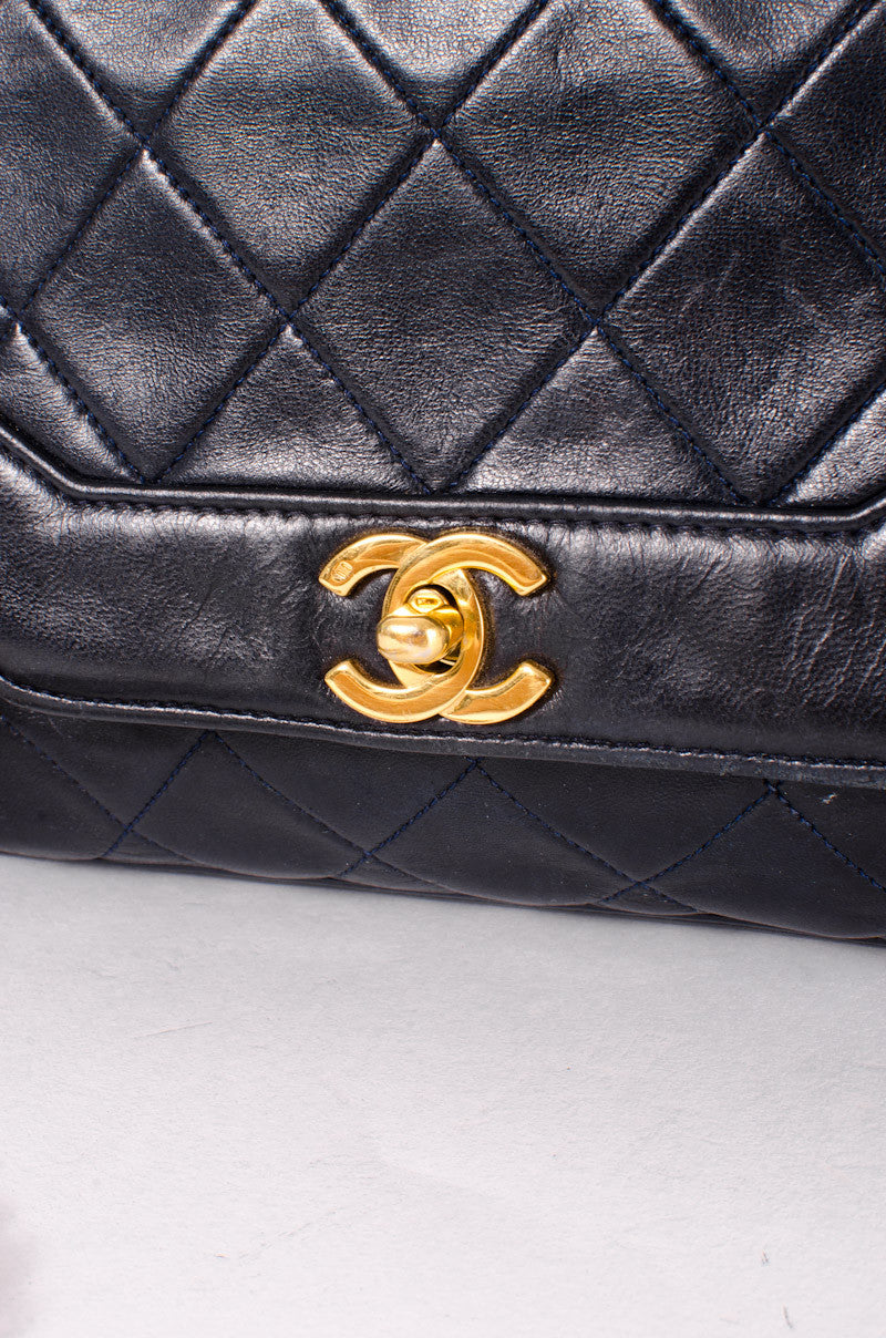 VINTAGE NAVY CHAIN PURSE