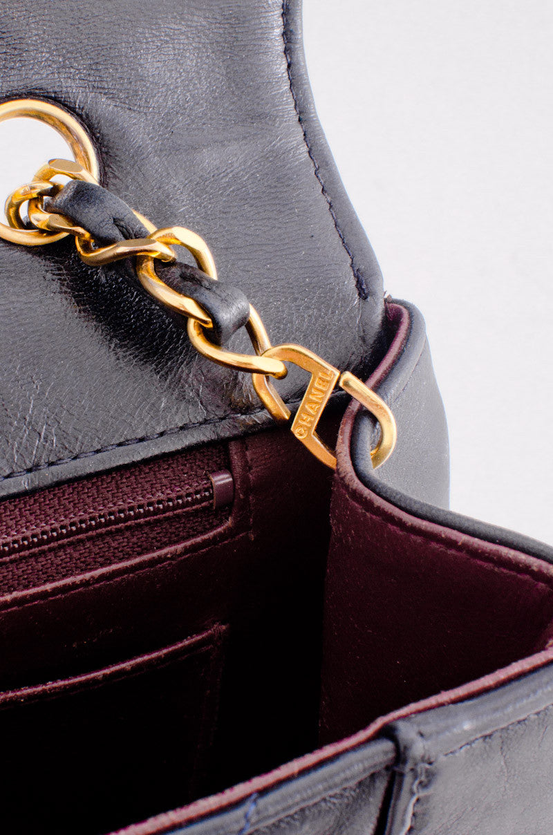 VINTAGE NAVY CHAIN PURSE