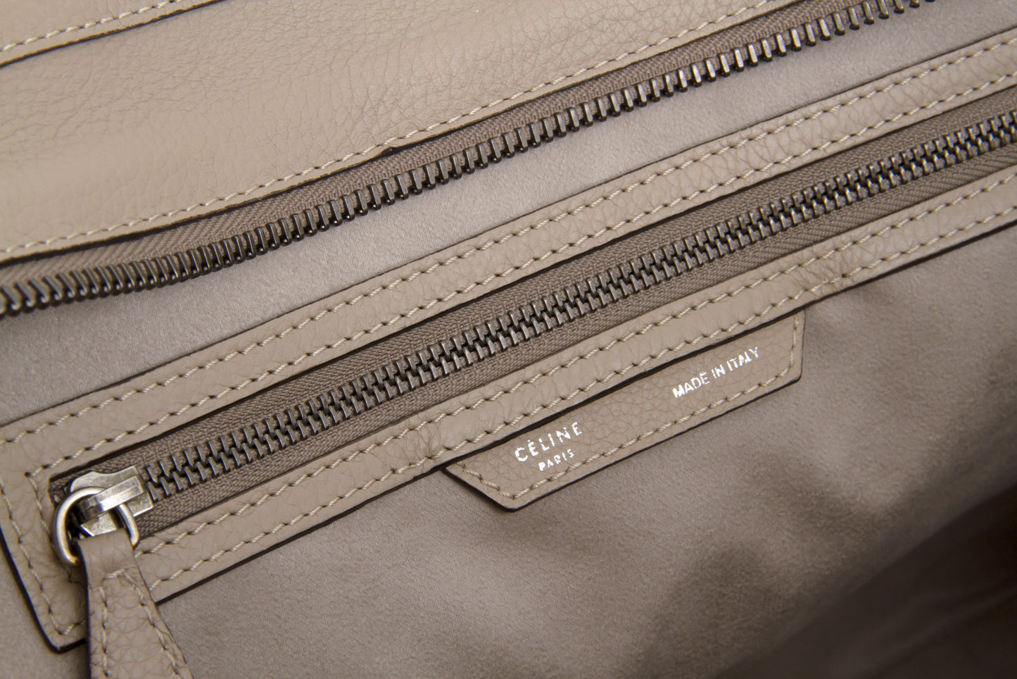 LUGGAGE TOTE IN DUNE