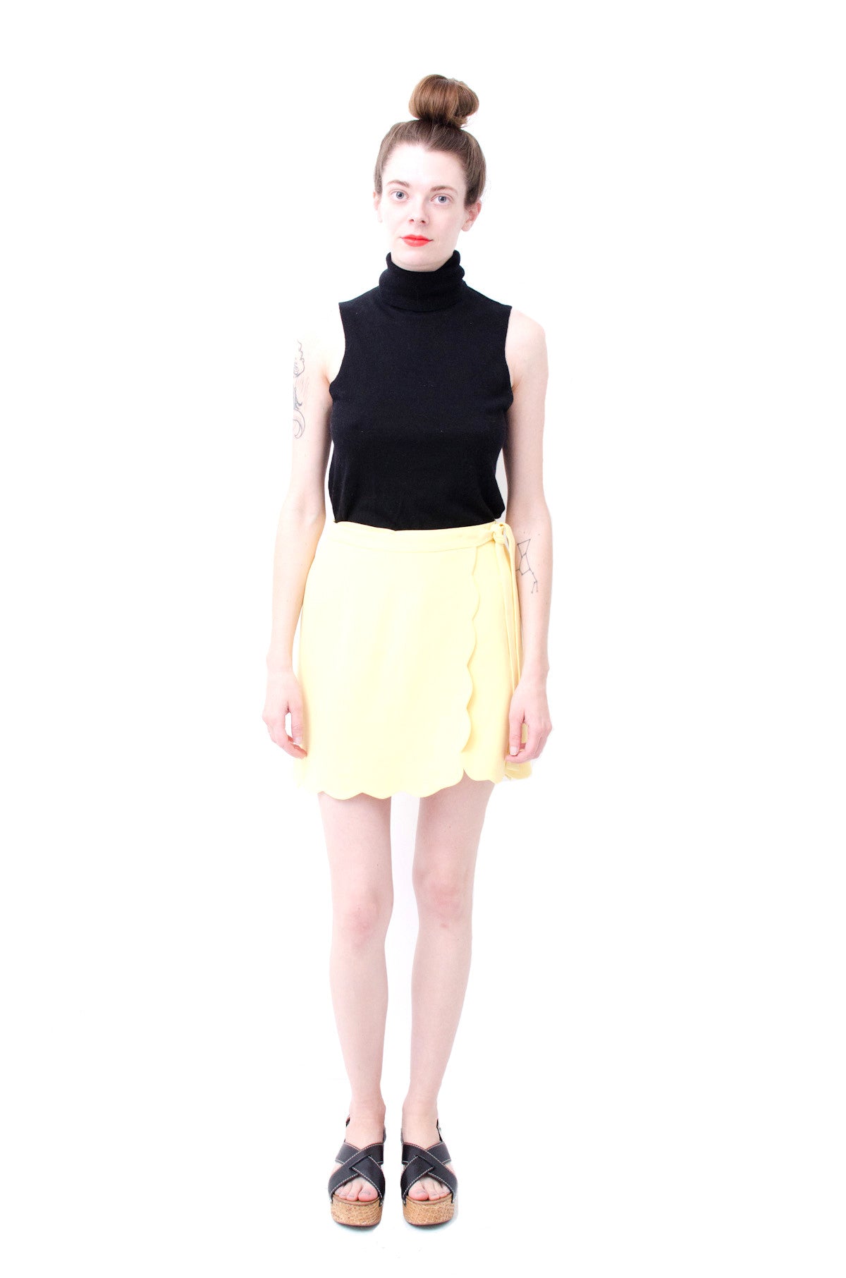 YELLOW SCALLOPED MINI SKIRT