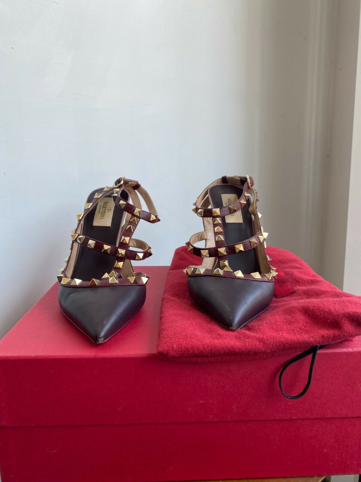 ROCKSTUD BURGUNDY ANKLE HEELS