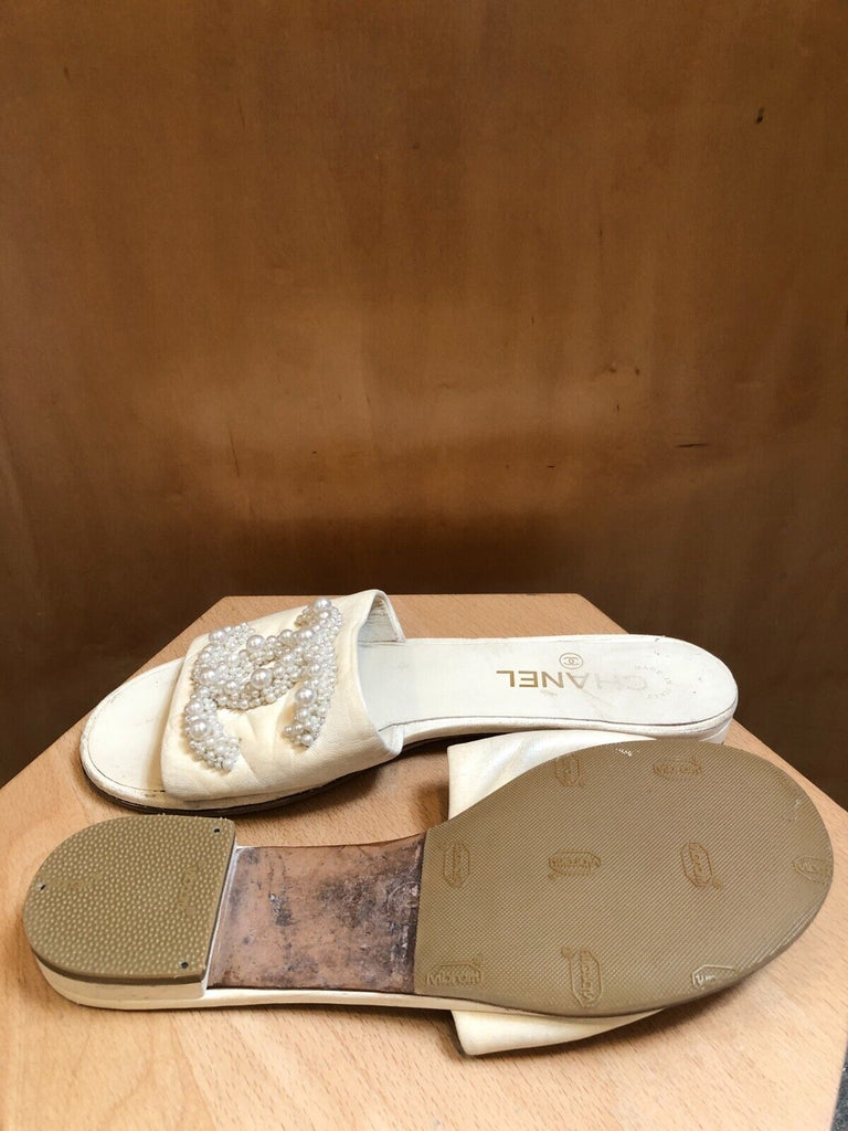 CHANEL 2019 Ivory White Leather Beaded Pearl CC Logo Flat Slide Sandals 38.5