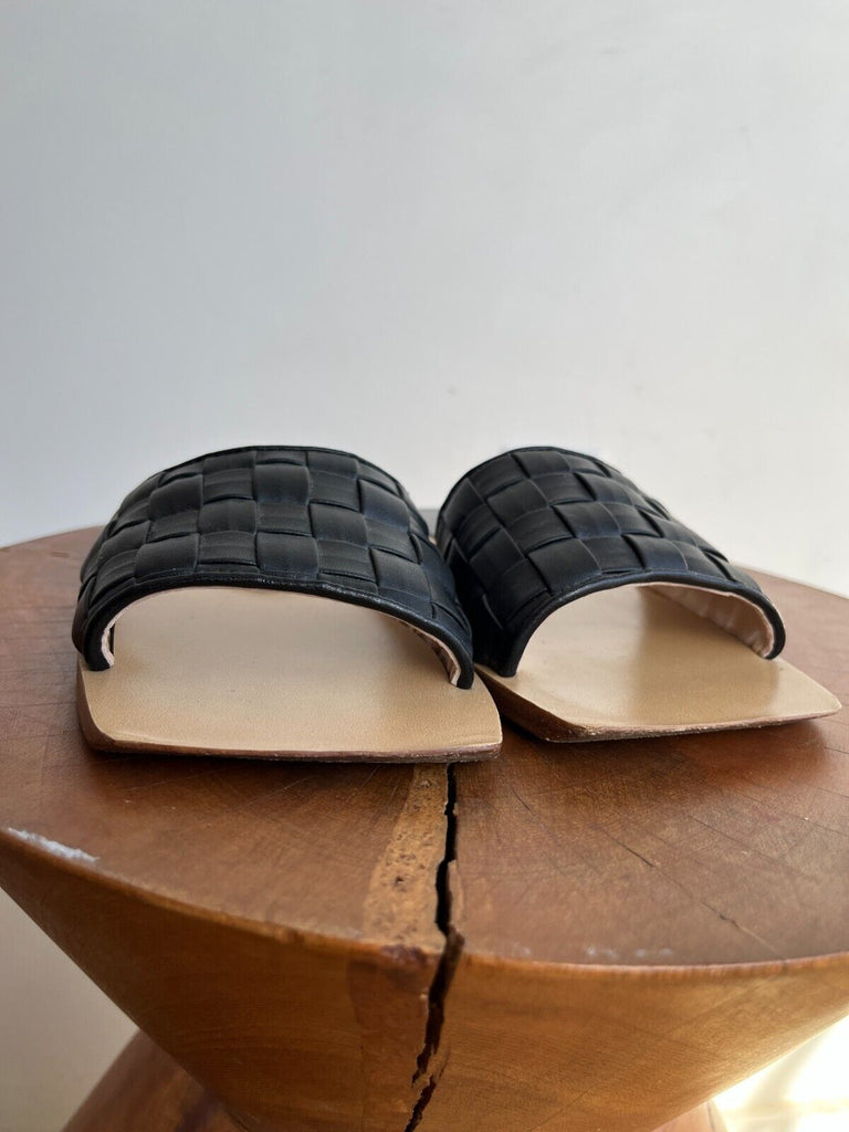 BOTTEGA VENETA Black Intrecciato Woven Leather Square Toe Flat Slide Sandal 38