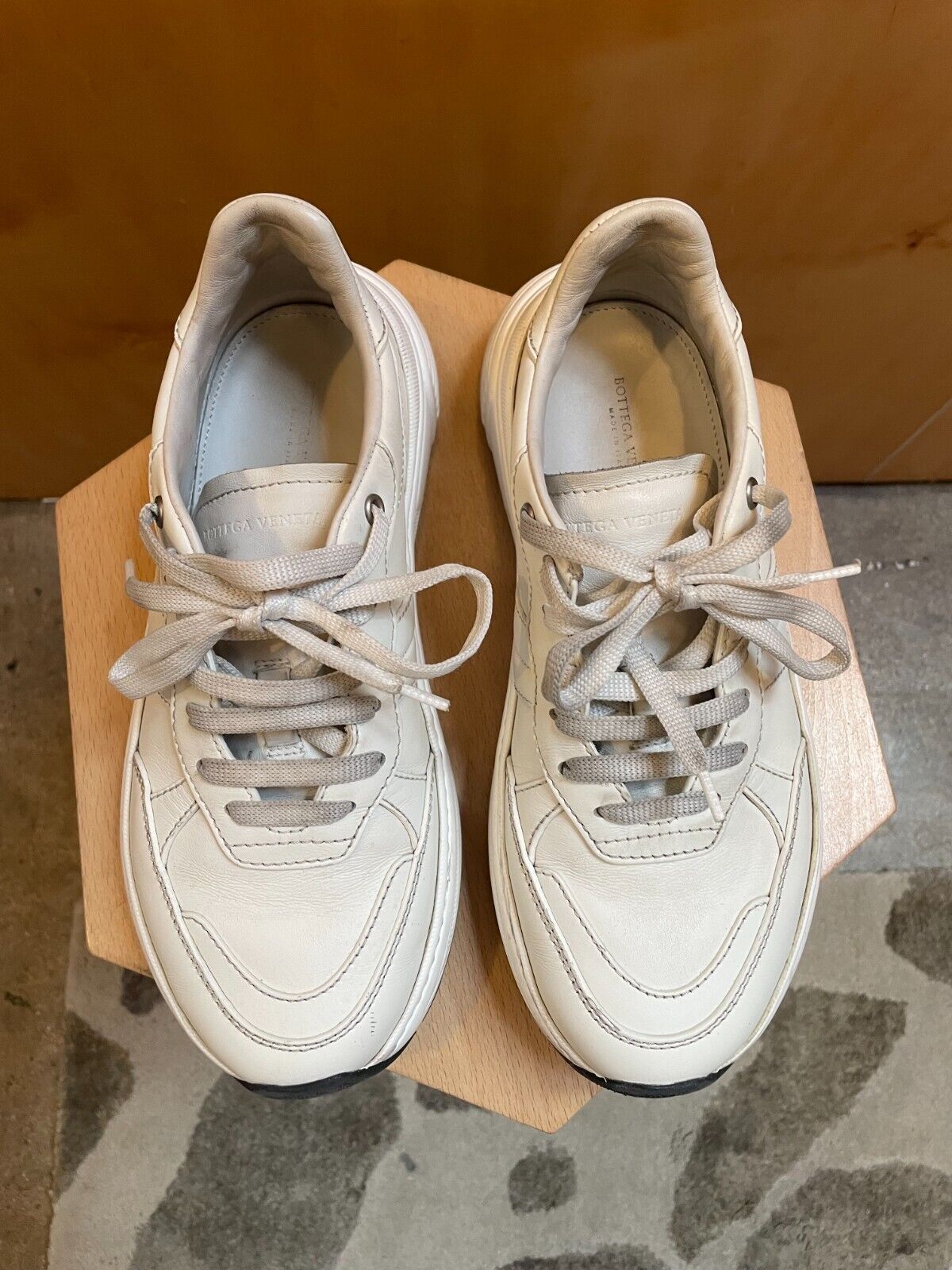 スニーカー BOTTEGA VENETA WHITE LEATHER SNEAKERS Bottega Veneta Preview Luxe Skate Inspired “Pillow” Sneaker