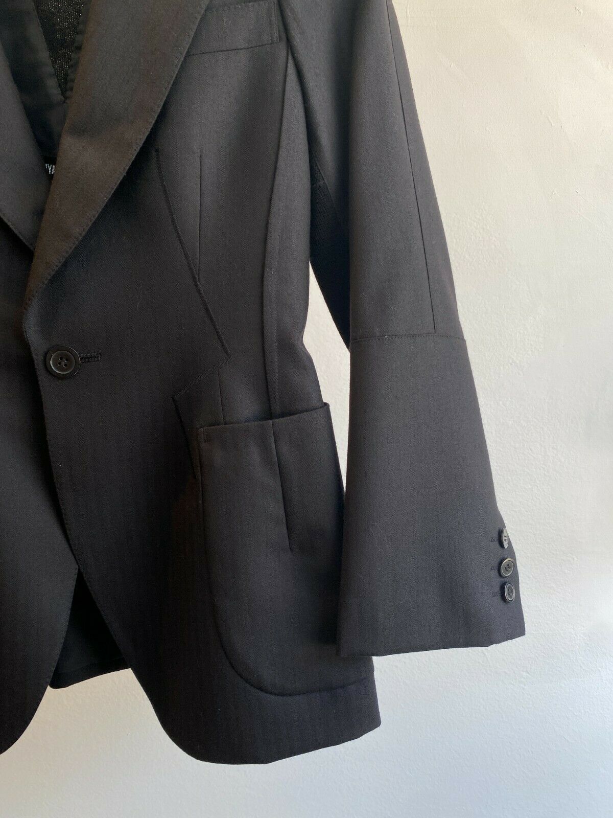 TAILORED BLACK BLAZER