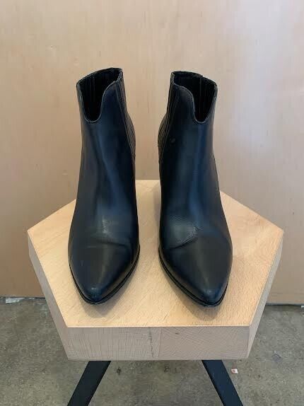 ALUMNAE $800 Womens Black Chelsea Block Heel Garmentory Ankle Boot Shoe 40.5