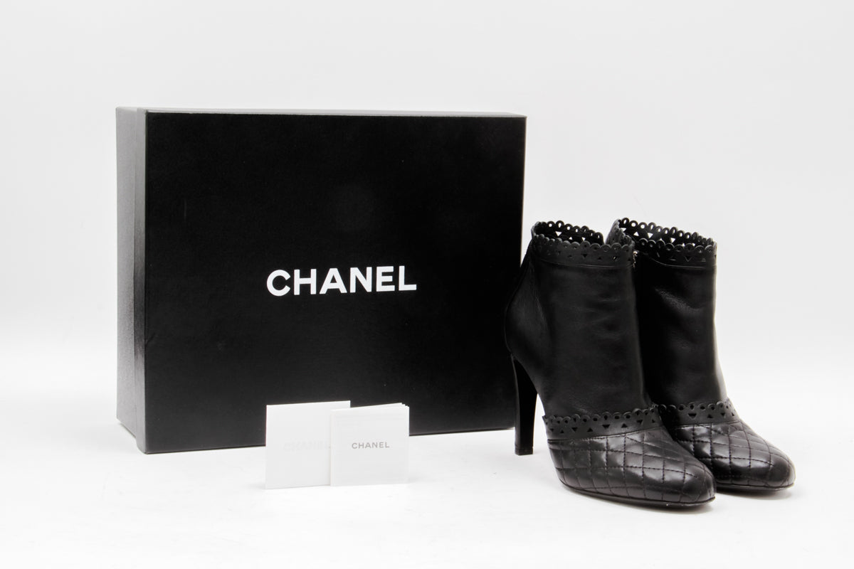 QUILTED ANKLE BOOTIES