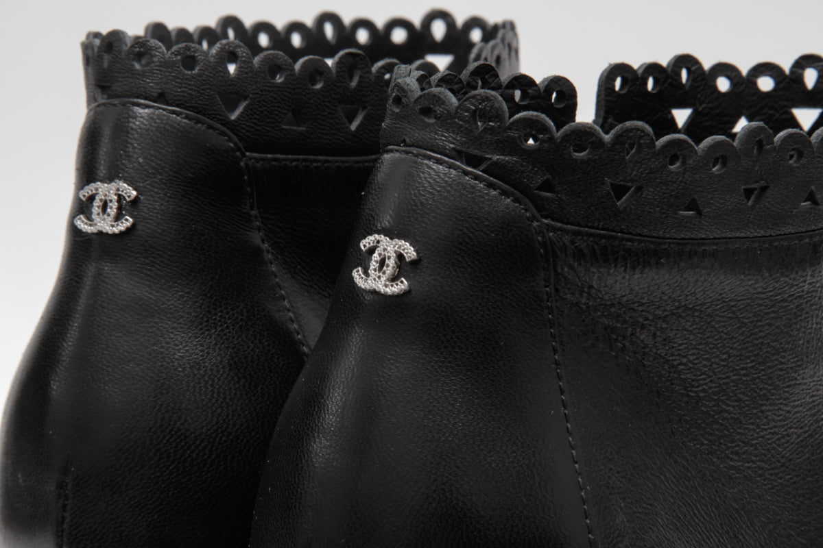 QUILTED ANKLE BOOTIES