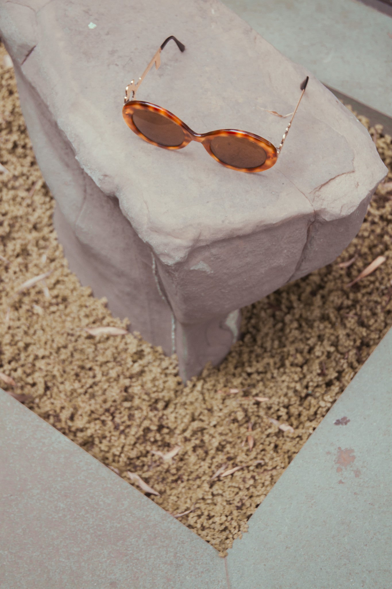 VINTAGE KEY FRAME SUNGLASSES