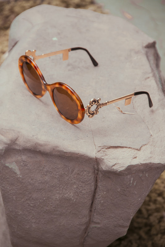 VINTAGE KEY FRAME SUNGLASSES