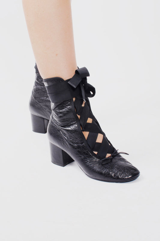 LACE UP BOOTIES