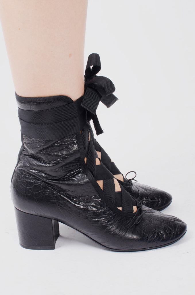 LACE UP BOOTIES