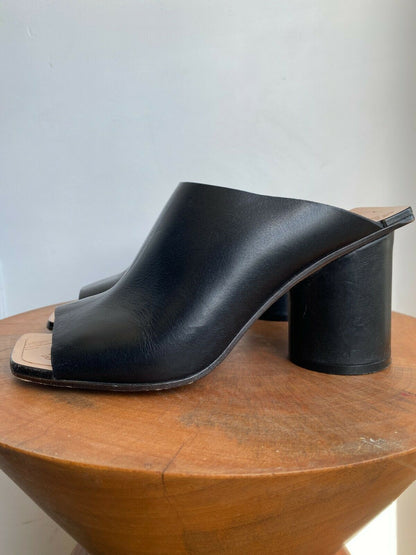 BLACK TABI HEEL