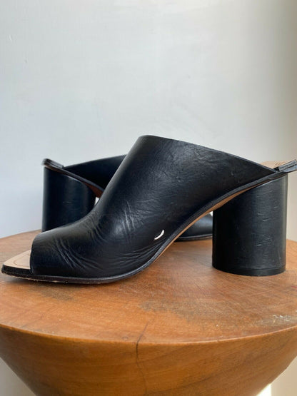 BLACK TABI HEEL
