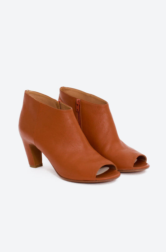 CURVED HEEL BOOTIES