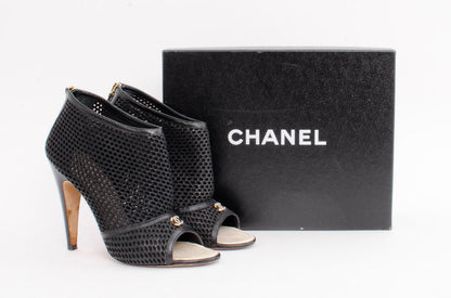PERFORATED BOOTIES