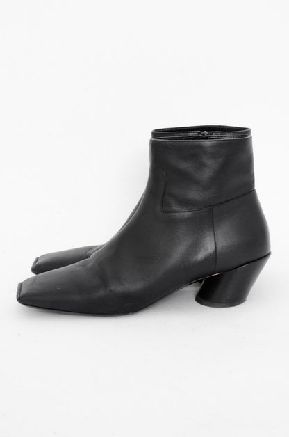 BROKEN HEEL BOOTIES