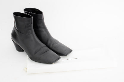 BROKEN HEEL BOOTIES