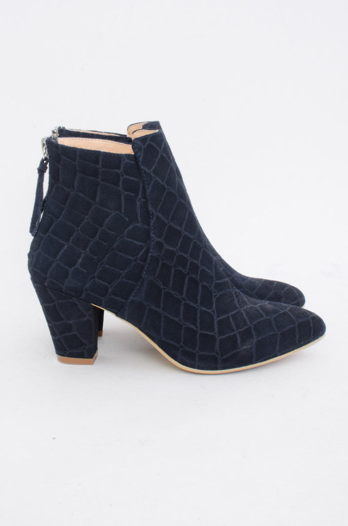 EMBOSSED BOOT