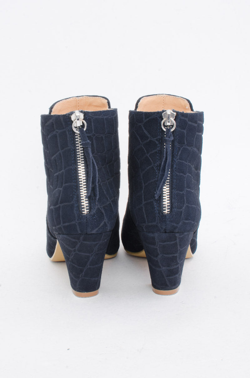 EMBOSSED BOOT